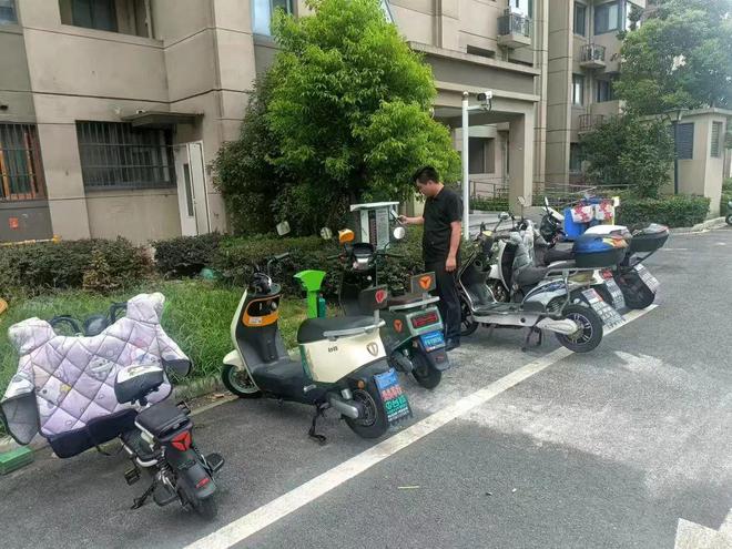 充电桩扫码支付难倒一些老人｜民情直通车·2024帮忙一夏(图1)