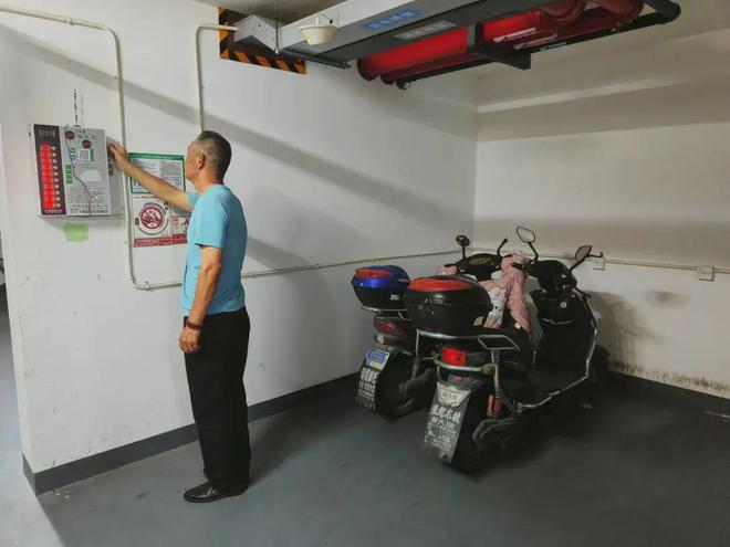 充电桩扫码支付难倒一些老人｜民情直通车·2024帮忙一夏(图2)