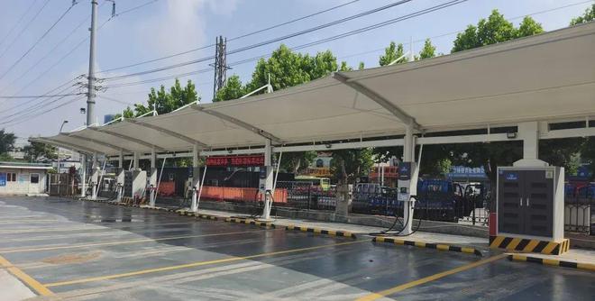 滕州一处新能源充电站正式投入使用可同时满足16辆车充电服务