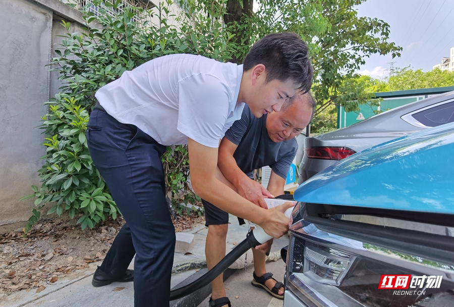安全便捷扫码即充！张家界铁塔智能充电桩“上岗”