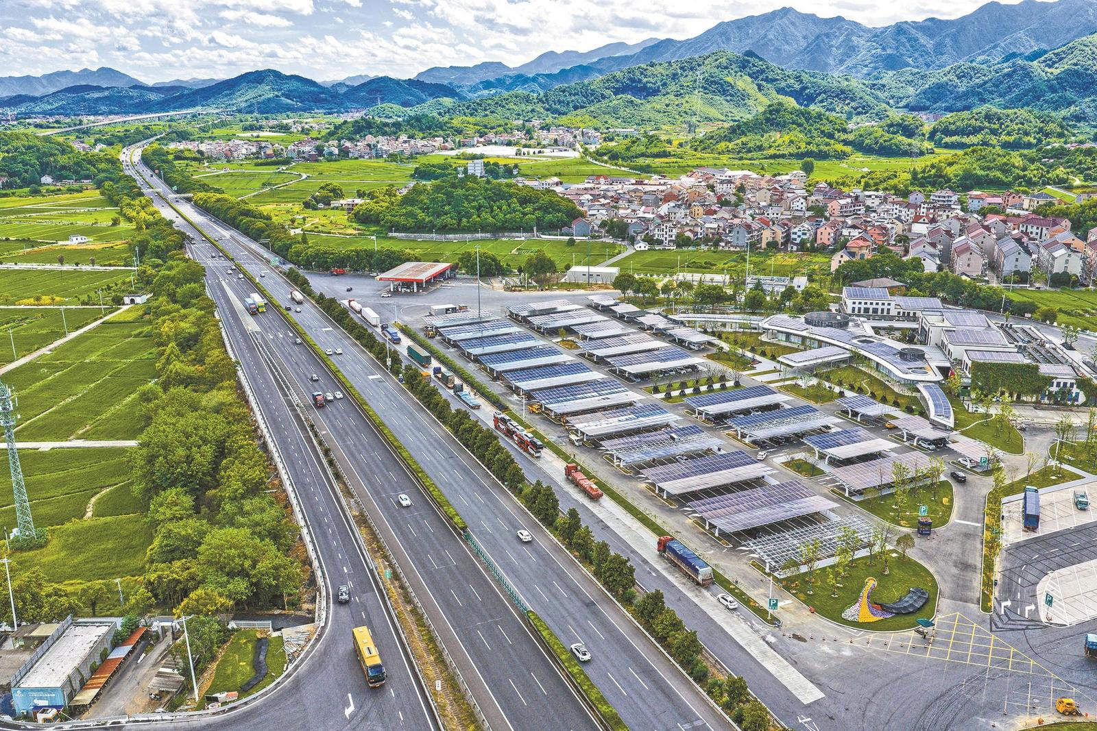 全国最大规模高速公路充电站在浙江杭州投运