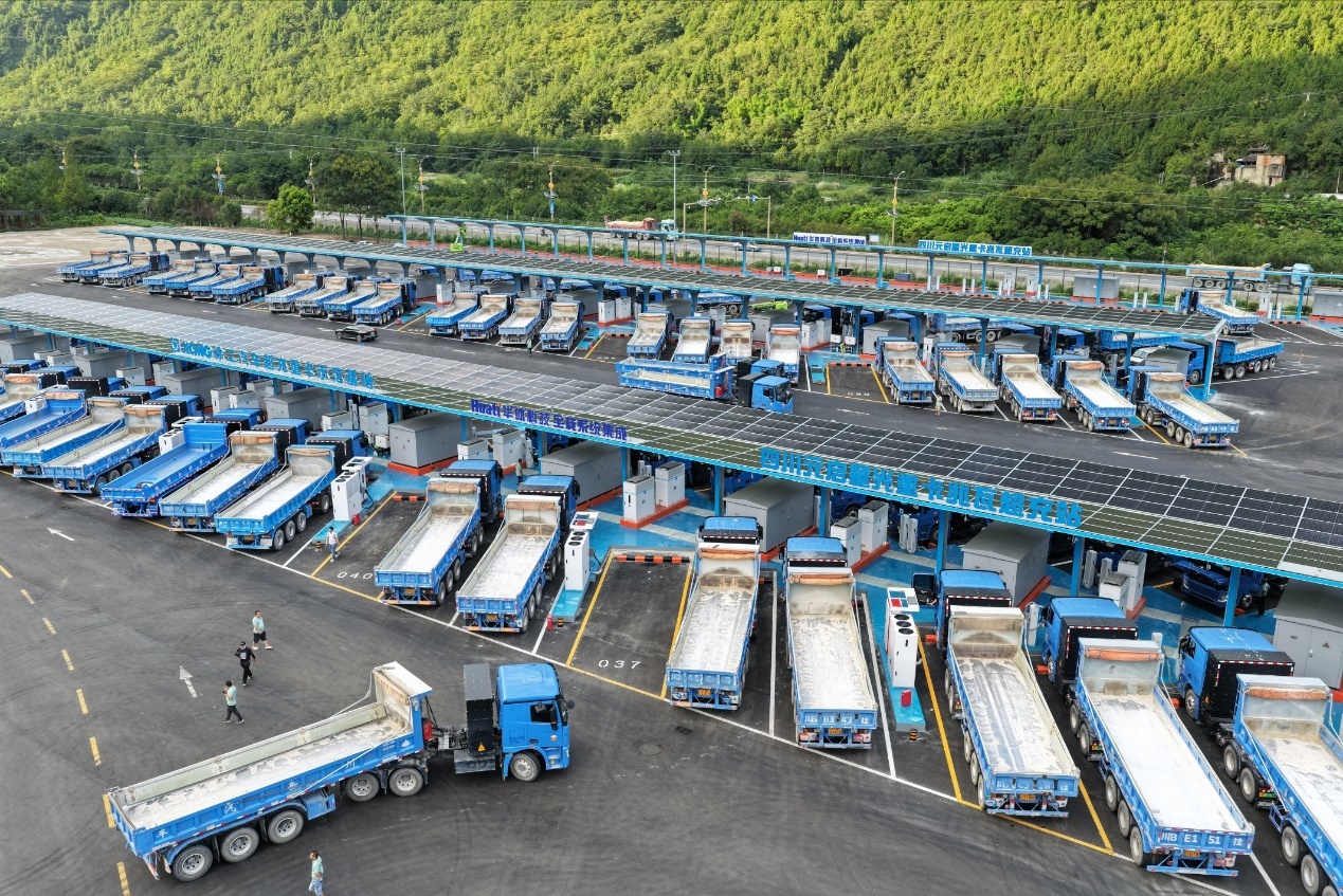 华为兆瓦超充打造全球首个百兆瓦级重卡超充站重卡进入全面电动化(图2)