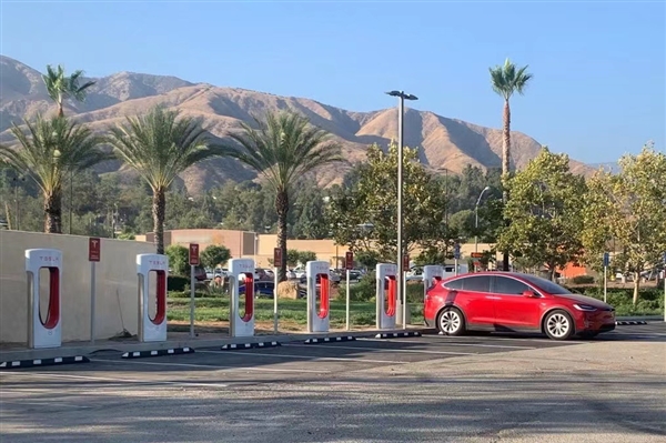 中国充电桩数量突破900万同比暴增637%