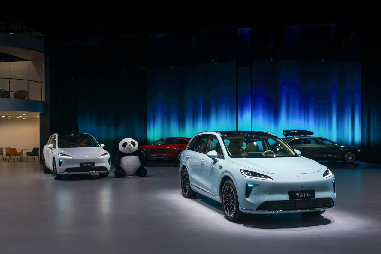 鸿蒙智行五界十车登陆成都车展树立中国智能汽车新标杆(图6)