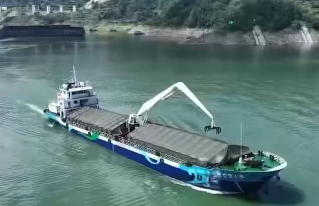 我国内河首艘纯电动清漂转运船“三峡护坝1号”正式交付