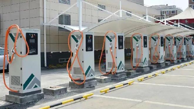 国庆1400万辆电车挤高速:充电1小时排队竟要4小时!