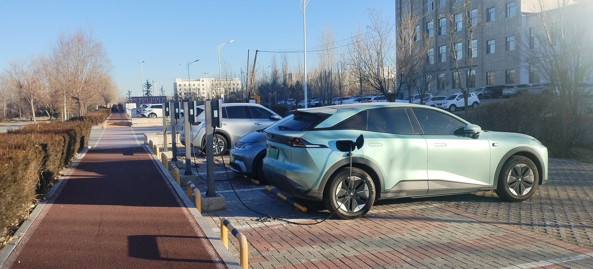 固阳县村集体新能源充电站释放“绿色动能”