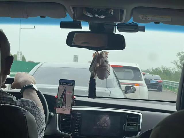 “排队3小时充电1小时！”长假高速充电桩“排队叫号”500公里路开了11个(图2)