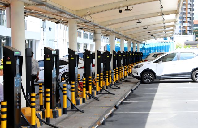 吐槽高速公路充电桩贵的时候为何不想想车企干嘛不去建呢？