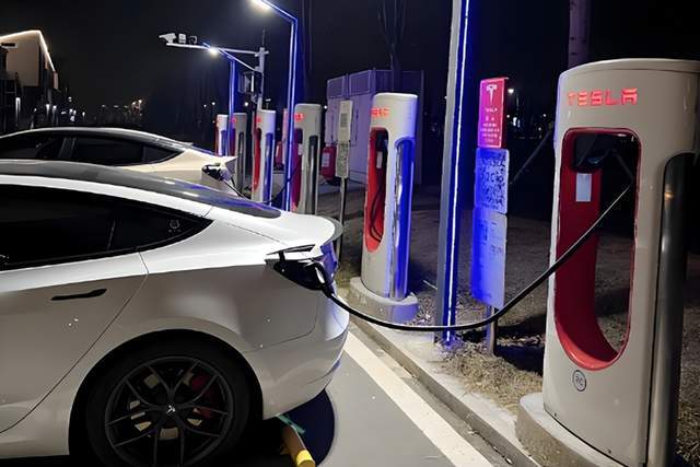 吐槽高速公路充电桩贵的时候为何不想想车企干嘛不去建呢？(图2)