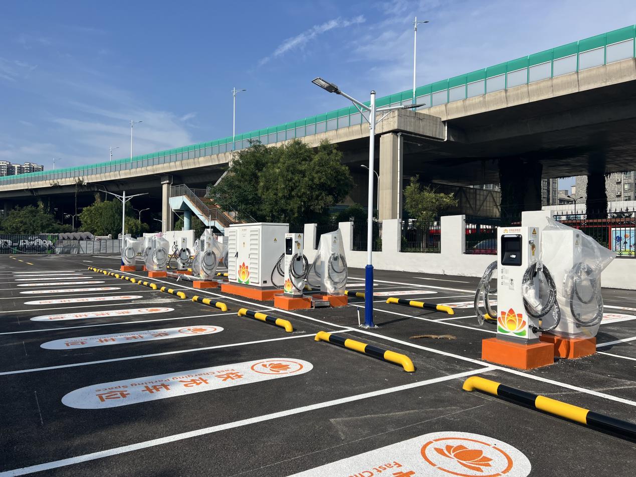 【项目赋能·绿动泉城】泉城添“新桩”民生添温度！济南能投集团充电桩建设按下“快进键”_新闻_大众网(图4)