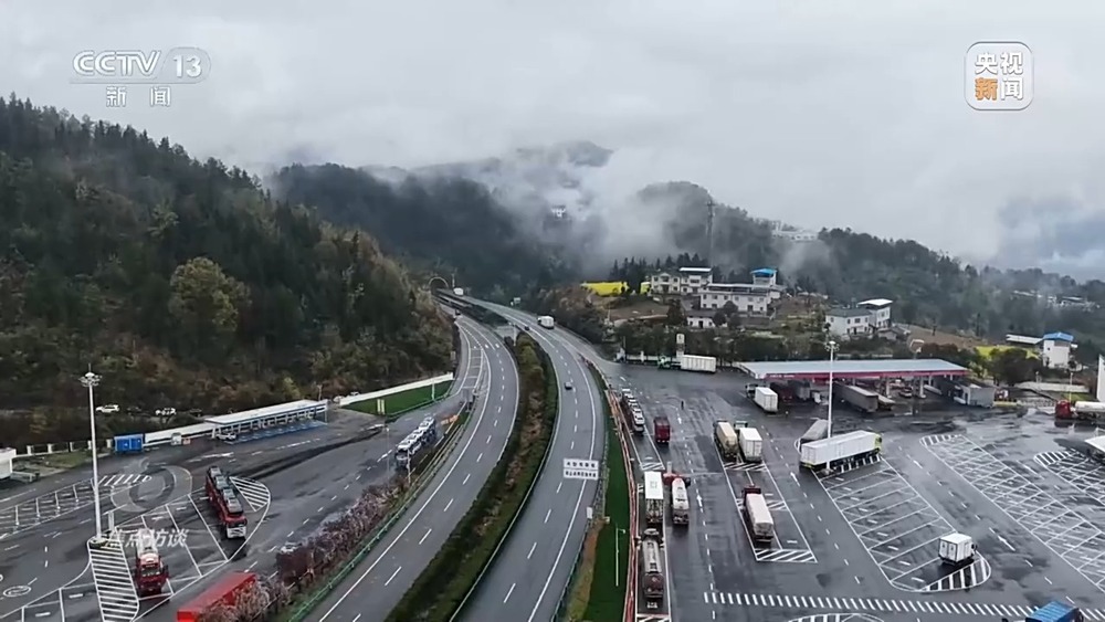 焦点访谈丨高速公路上充电桩是否够用？在乡村如何保障充电需求？记者观察→(图7)