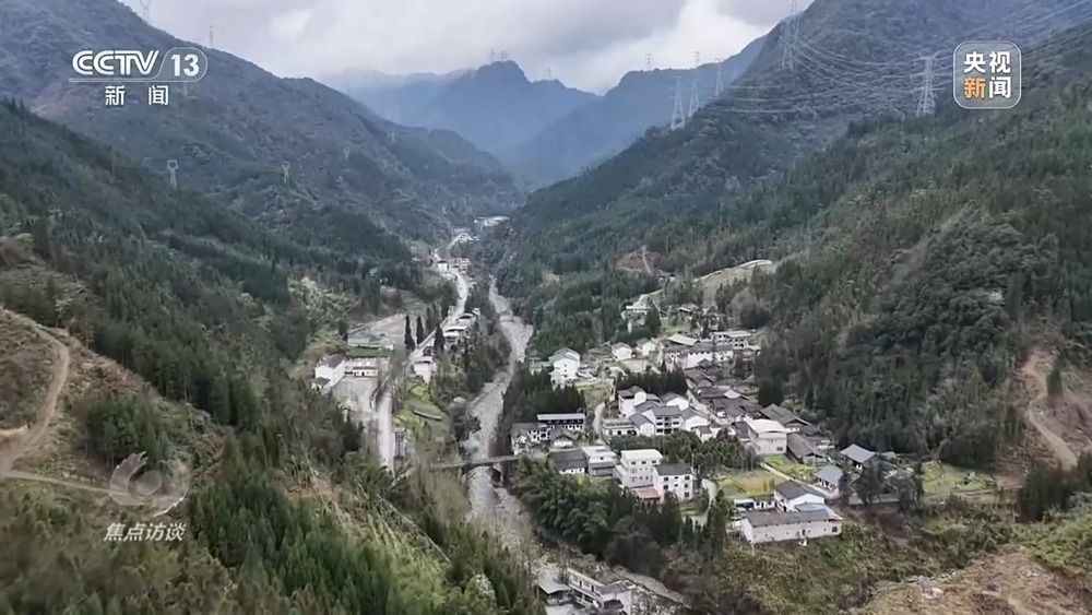 焦点访谈丨高速公路上充电桩是否够用？在乡村如何保障充电需求？记者观察→(图14)